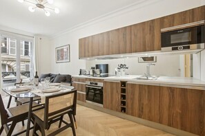 Kylskåp, mikrovågsugn, ugn och diskmaskin