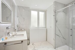 Douche, sèche-cheveux, serviettes fournies