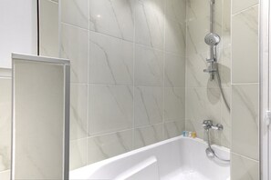 Douche, sèche-cheveux, serviettes fournies, savon