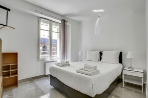 2 bedrooms, internet, bed sheets - 241 Suite Leon - Superb apartment in Paris (Paris 17 Batignolles-Monceau)
