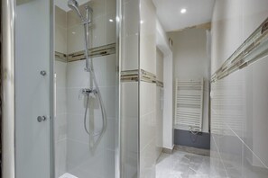 Shower, hair dryer, towels - 241 Suite Leon - Superb apartment in Paris (Paris 17 Batignolles-Monceau)