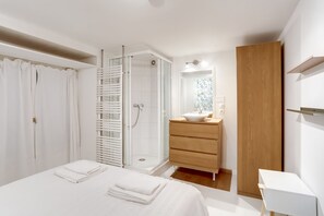 Douche, sèche-cheveux, serviettes fournies, savon