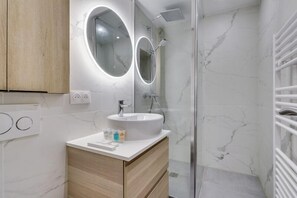 Shower, hair dryer, towels, soap - 228 Suite Romy - Superb apartment in Paris (Paris 02 Bourse)