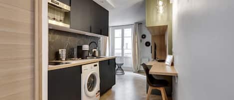 Een koelkast, een microgolfoven, een oven