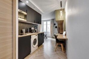 Kühlschrank, Mikrowelle, Ofen, Wasserkocher mit Kaffee-/Teezubehör