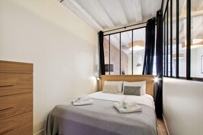 1 dormitorio, tabla de planchar con plancha, wifi y ropa de cama