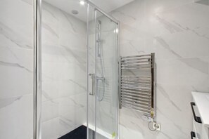 Douche, sèche-cheveux, serviettes fournies, savon