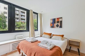 1 bedroom, desk, Internet, bed sheets