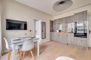Microwave, oven, dishwasher, coffee/tea maker