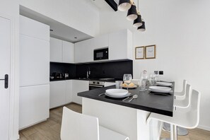 Mikrobølgeovn, ovn, kaffe-/temaskine, brødrister