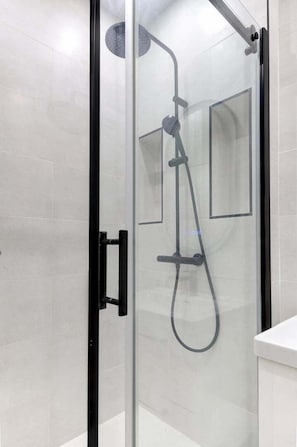 Douche, sèche-cheveux, serviettes fournies