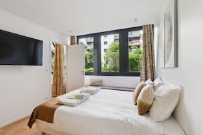 1 quarto, escrivaninha, acesso à internet, roupa de cama