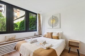 1 室のベッドルーム、デスク、インターネット、ベッドシーツ
