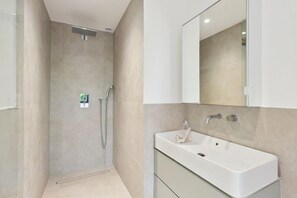 Dusche, Haartrockner, Handtücher