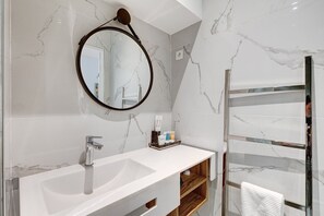 Dusche, Haartrockner, Handtücher