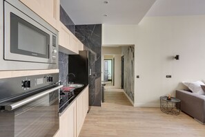 Mikrowelle, Ofen, Geschirrspüler, Wasserkocher mit Kaffee-/Teezubehör