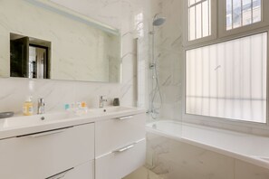 Dusche, Haartrockner, Handtücher