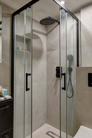 Regadera, secadora de cabello, toallas 