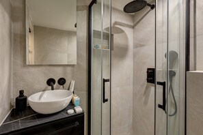 Shower, hair dryer, towels - 366 Suite Legendre - Superb apartment in Paris (Paris 17 Batignolles-Monceau)