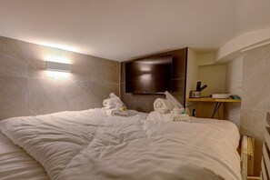 1 bedroom, internet, bed sheets