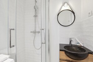 Shower, hair dryer, towels, soap - Suite 333 Chou - Superb apartment in Paris. (Paris 02 Bourse)