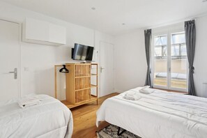 Tabla de planchar con plancha, wifi y ropa de cama