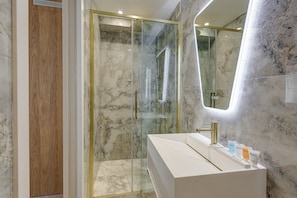 Dusche, Haartrockner, Handtücher, Seife
