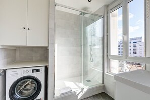 Douche, sèche-cheveux, serviettes fournies