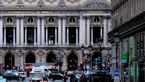 Un edificio histórico con arquitectura clásica, que destaca por una cúpula imponente y estatuas.