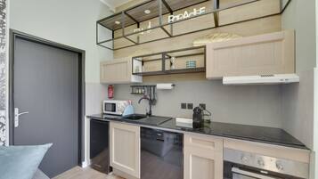 Micro-ondes, four, lave-vaisselle, cafetiĂšre/bouilloire