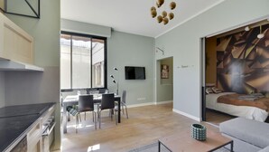 A modern apartment with a dining area, kitchen, and living room. - 114 Suite Deby - Superb apartment in Paris (Paris 15 Vaugirard)