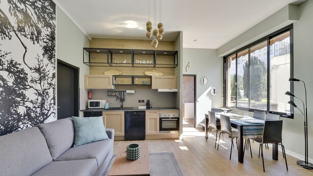 A modern apartment with a kitchen, dining area, and living room. - 114 Suite Deby - Superb apartment in Paris (Paris 15 Vaugirard)