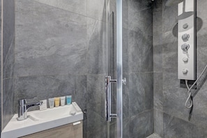 Shower, hair dryer, towels, soap - 127 Suite Moshé - Superb apartment in Paris. (Paris 02 Bourse)