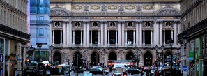 Un edificio histórico con arquitectura clásica, que presenta columnas y decoraciones ornamentales.