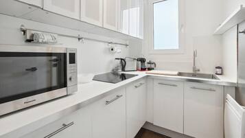 Microwave, dishwasher, coffee/tea maker, toaster