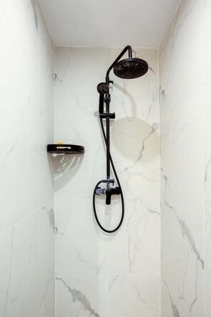 Dusche, Haartrockner, Handtücher, Seife