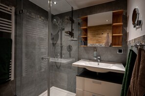 Condo, 2 Bedrooms, Pets Allowed (Hirsch) | Bathroom | Hair dryer, bathrobes, towels, toilet paper