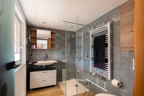 Condo, 3 Bedrooms, Pets Allowed (Steinbock) | Bathroom | Hair dryer, bathrobes, towels, toilet paper