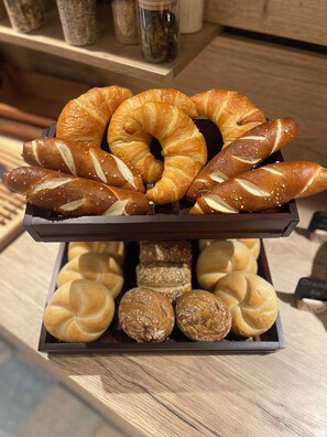 Dagelijks ontbijtbuffet (EUR 18.50 per persoon)