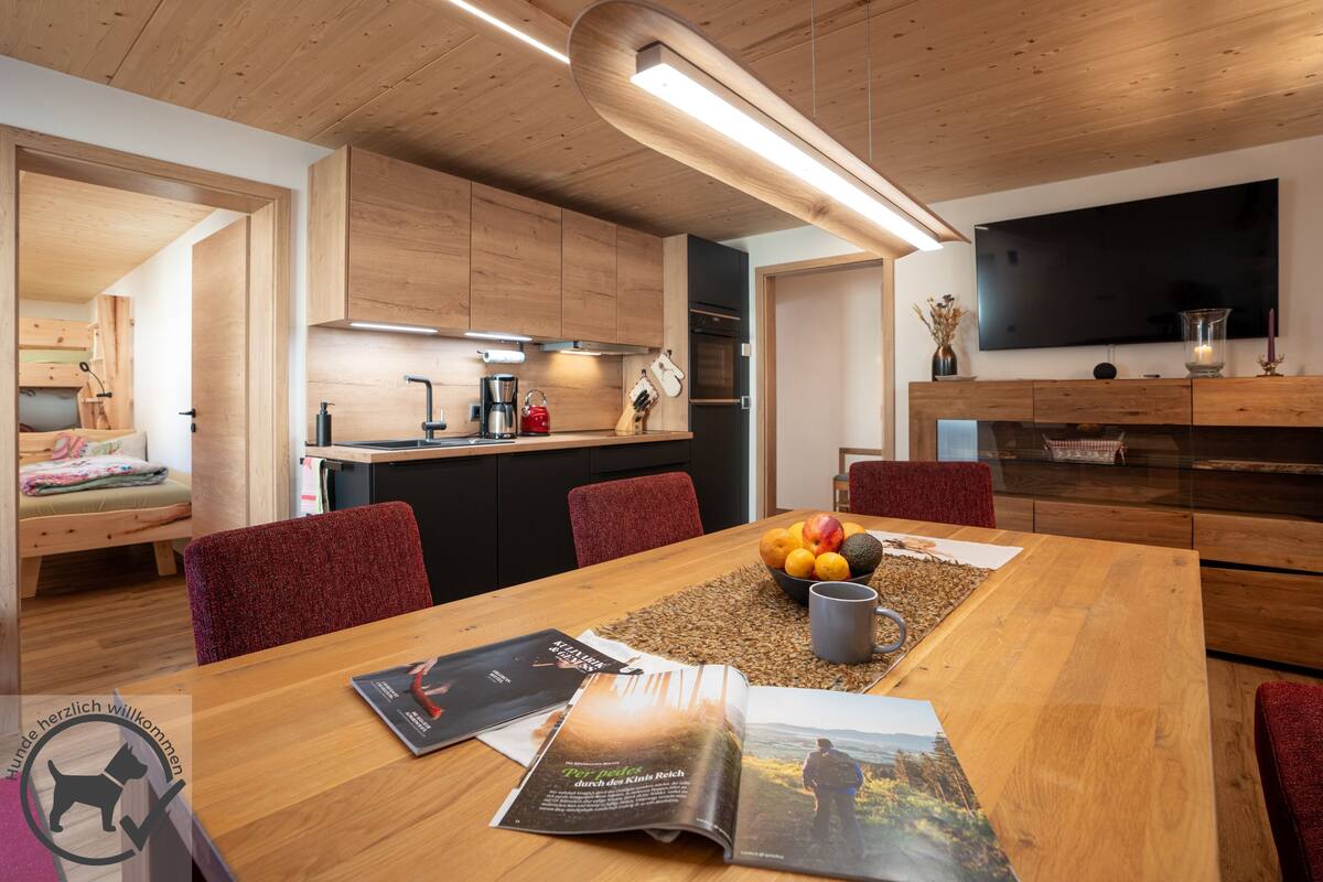 Apartamento, 3 habitaciones, accesible en silla de ruedas, Se admiten mascotas (Steinbock) | Zona de estar | Televisión de pantalla plana de 60 pulgadas con canales por satélite
