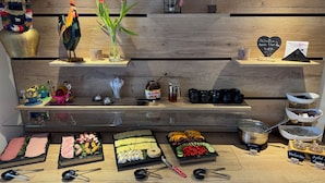 Un buffet proposant une variété de plats et d'ustensiles.