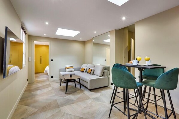 Interior - 170 Suite Z - Superb apartment in Paris. (Paris 02 Bourse)