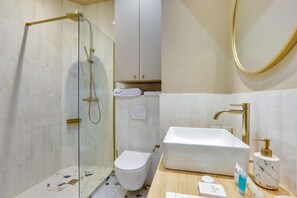 Douche, sèche-cheveux, serviettes fournies, savon