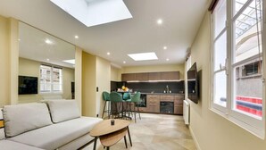 Living area - 170 Suite Z - Superb apartment in Paris. (Paris 02 Bourse)