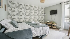 Iron/ironing board, bed sheets - 258 Suite Orsel - Superb apartment in Paris (Paris 18 Buttes-Montmartre)