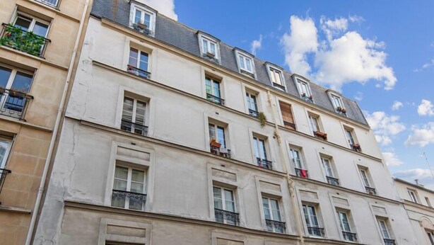 A multi-story building with a classic architectural style, featuring evenly spaced windows and balconies. - 258 Suite Orsel - Superb apartment in Paris (Paris 18 Buttes-Montmartre)