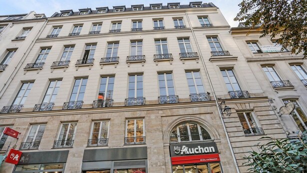 A multi-story building with a storefront at the ground level. - 215 Suite Esprit Nature - Superb apartment (Paris 02 Bourse)