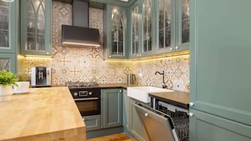 Fridge, oven, stovetop, dishwasher