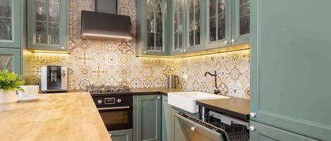 Fridge, oven, stovetop, dishwasher