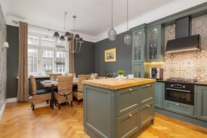 Køleskab, ovn, kogeplade, opvaskemaskine